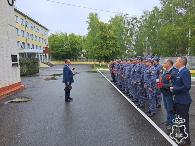 В Мордовии сотрудники вневедомственной охраны Росгвардии почтили память погибшего коллеги