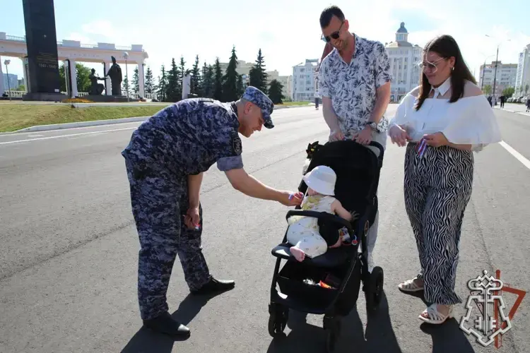 В Мордовии росгвардейцы присоединились к всероссийской акции «Российский триколор» (видео)