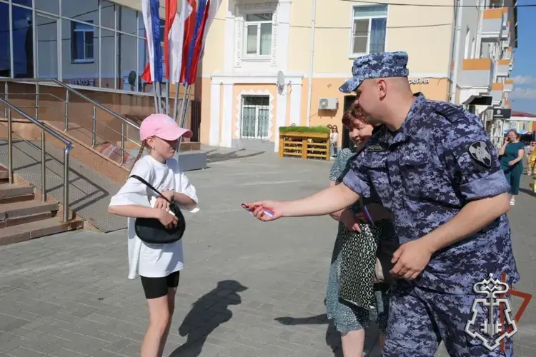 В Мордовии росгвардейцы присоединились к всероссийской акции «Российский триколор» (видео)