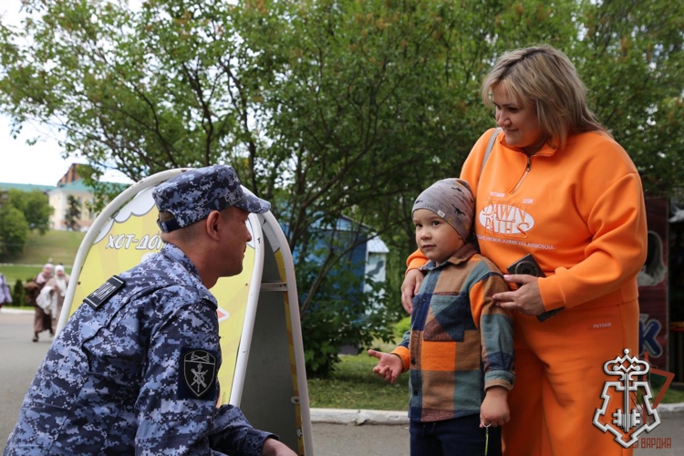 Викторина по безопасности с сотрудниками Росгвардии: в Мордовии отметили детский праздник