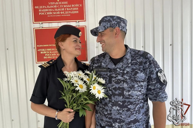 В Управлении Росгвардии по Республике Мордовия дарили ромашковое настроение 